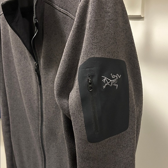 Arc'teryx Men's Dark Gray Performance Jacket - Picture 2 of 2